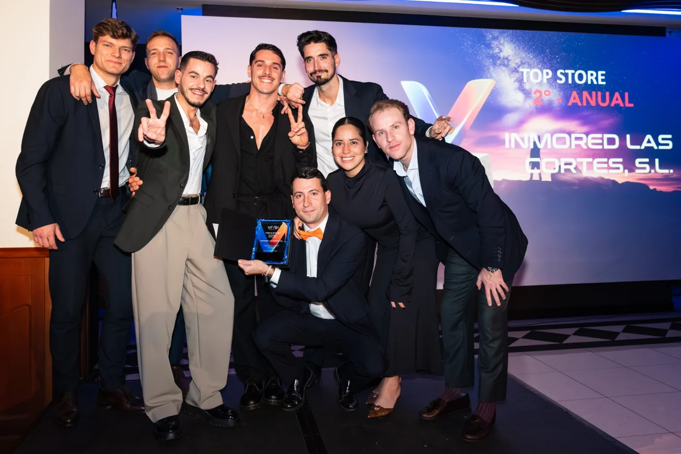 Compañeros de Vivei celebrando juntos sobre el escenario de Navivei 2025