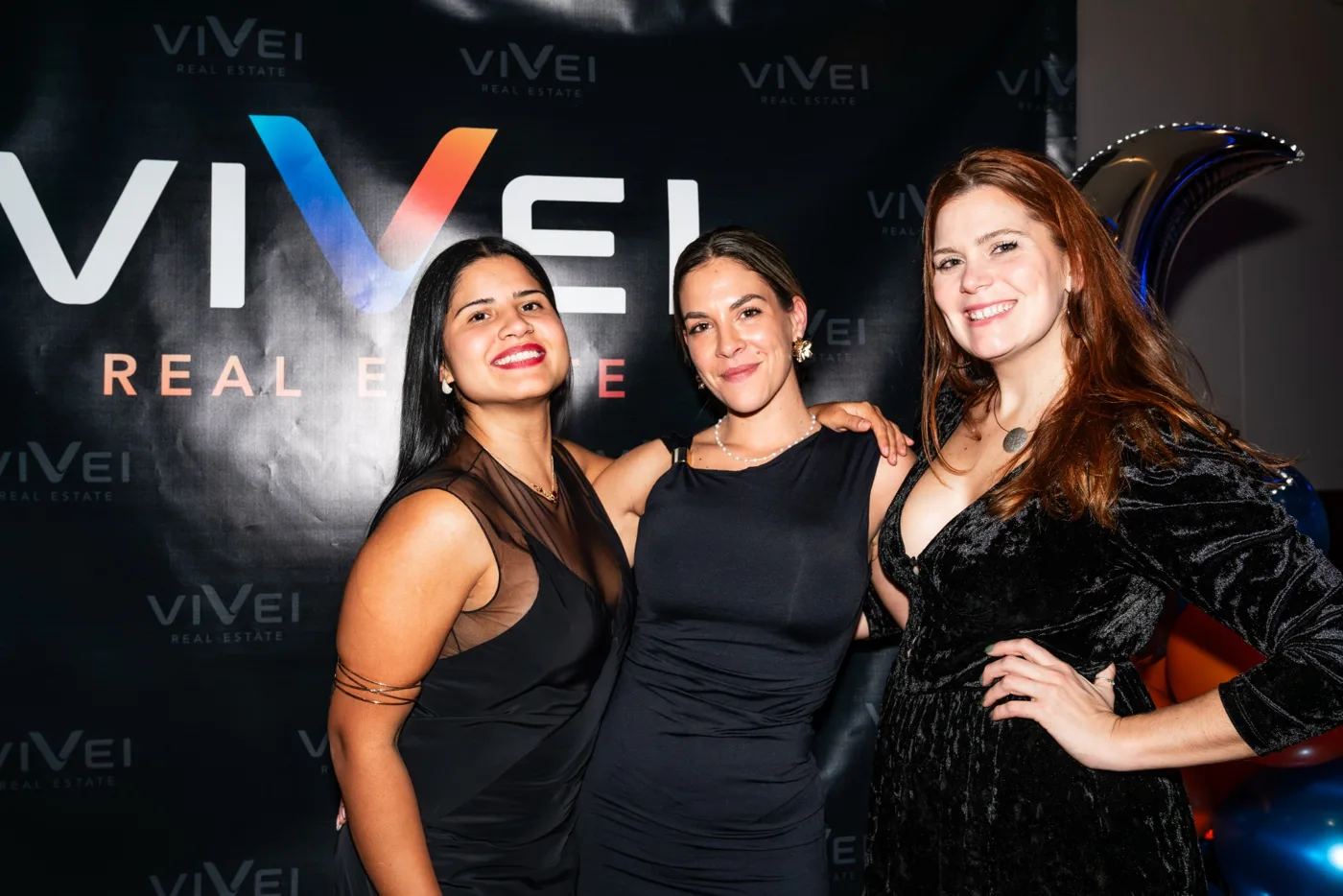 Tres compañeras sonriendo en el photocall de Navivei 2025