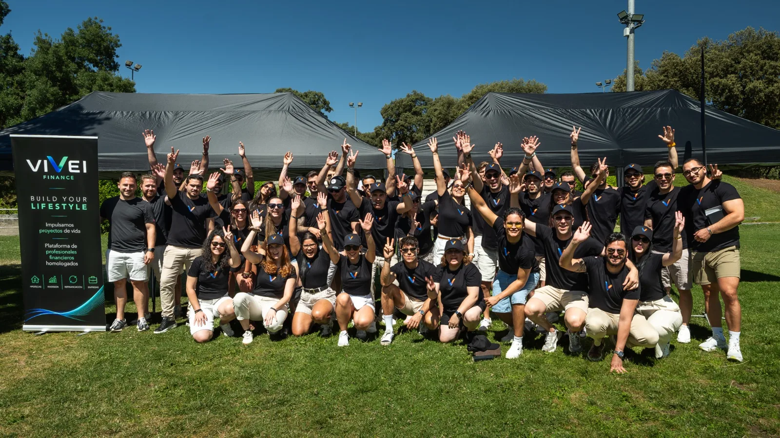 Equipo Vivei reunido al aire libre en Summer Day 2026, en el Club de Las Encinas de Boadilla del Monte
